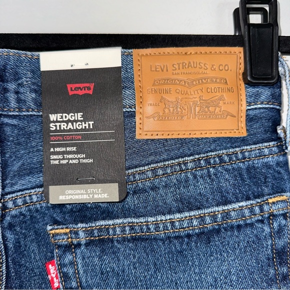 Levi’s Wedgie Straight Cropped Jeans in Carry Kerry Medium Wash Size 26 - Picture 6 of 12